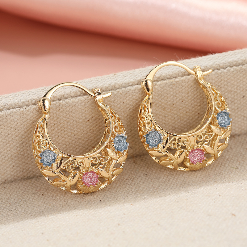 ⏰ 30 % RABATT – Nur für kurze Zeit ✨Vergoldete Halbmond-Creolen mit Blumenemaille 🌙✨ Elegante Handarbeit mit femininem Design
