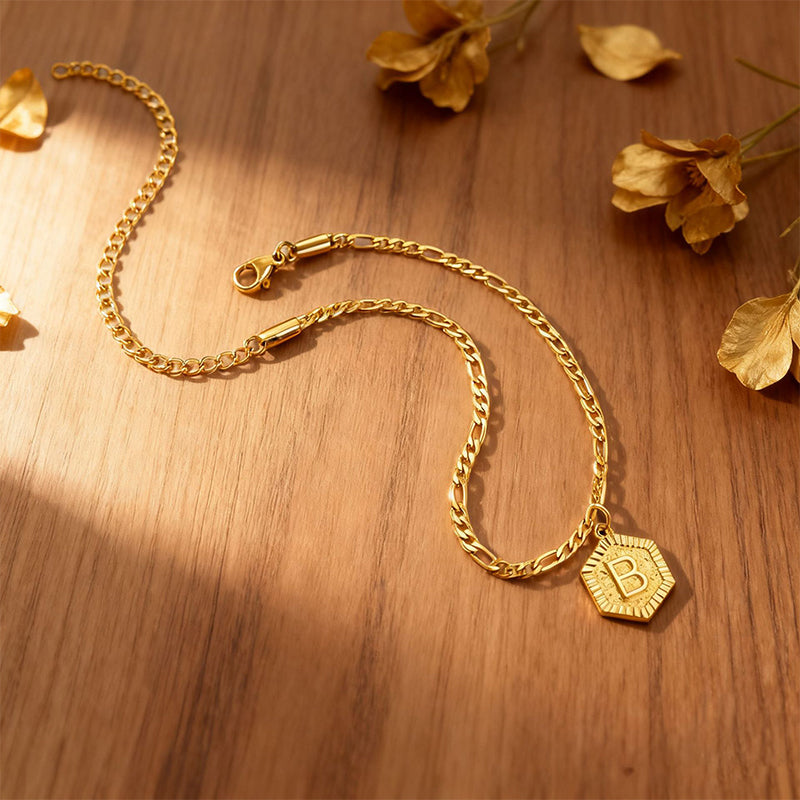⏰ 30 % RABATT – Nur für kurze Zeit ✨ Damen Fußkette mit Initiale 💛 Goldfarbene Figaro-Kette im Minimalistischen Stil