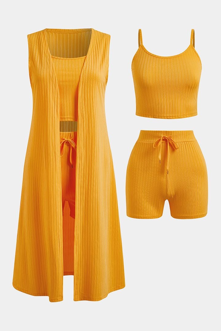 3-teiliges Set bestehend aus Strickoberteil, Shorts und Strickjacke