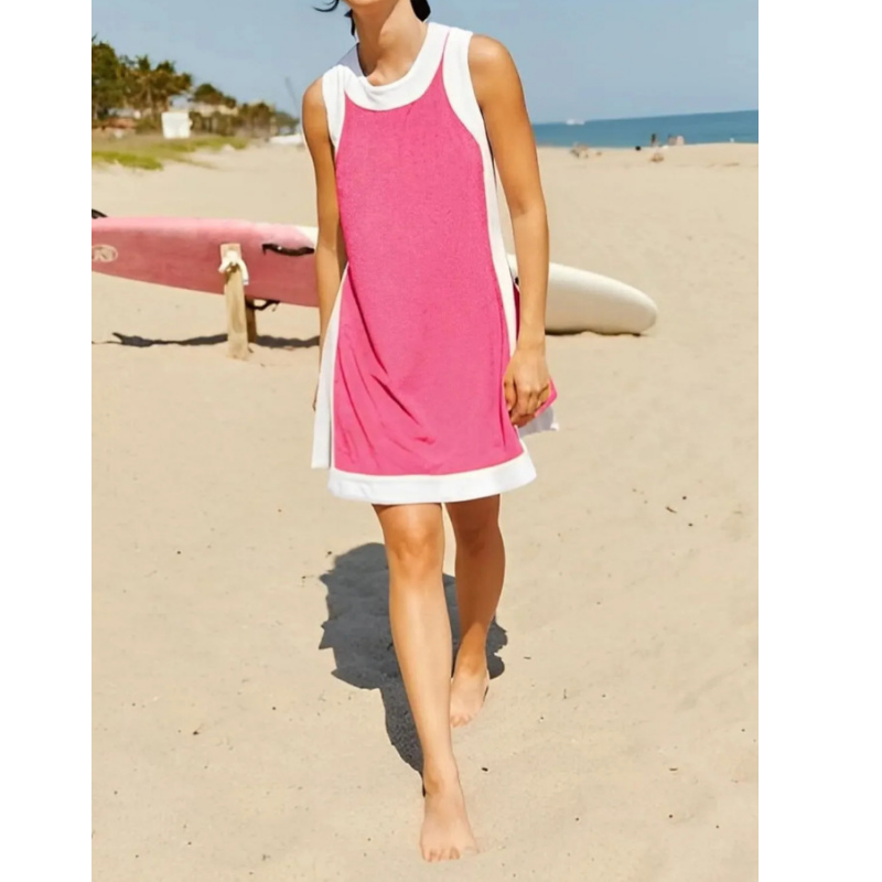Zweiteiler aus ärmellosem Kleid mit geradem Schnitt und passender Shorts