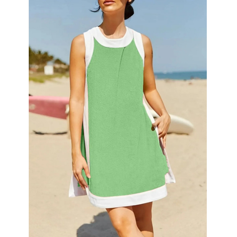 Zweiteiler aus ärmellosem Kleid mit geradem Schnitt und passender Shorts