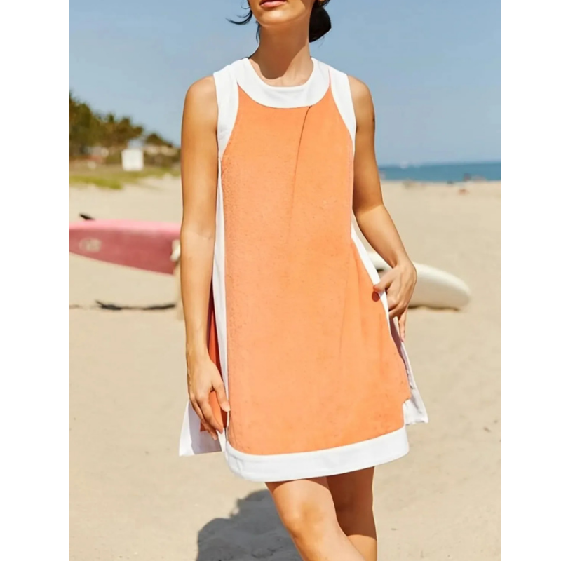 Zweiteiler aus ärmellosem Kleid mit geradem Schnitt und passender Shorts