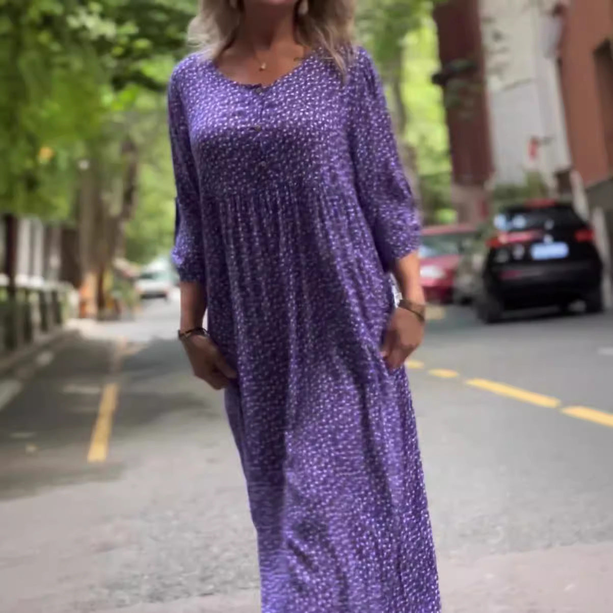 Damenkleid mit Knopfleiste, 3/4-Ärmeln und Punktmuster