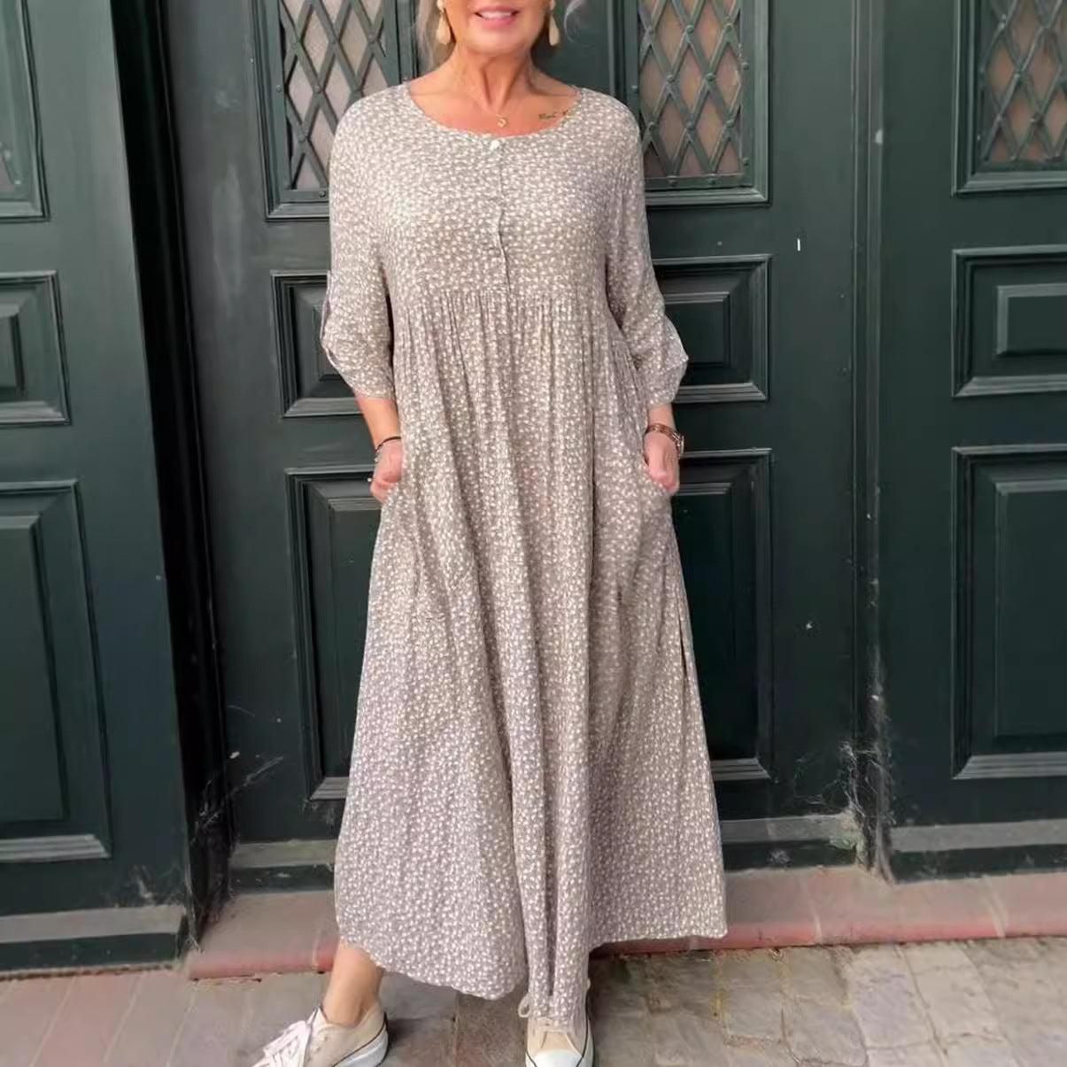 Damenkleid mit Knopfleiste, 3/4-Ärmeln und Punktmuster