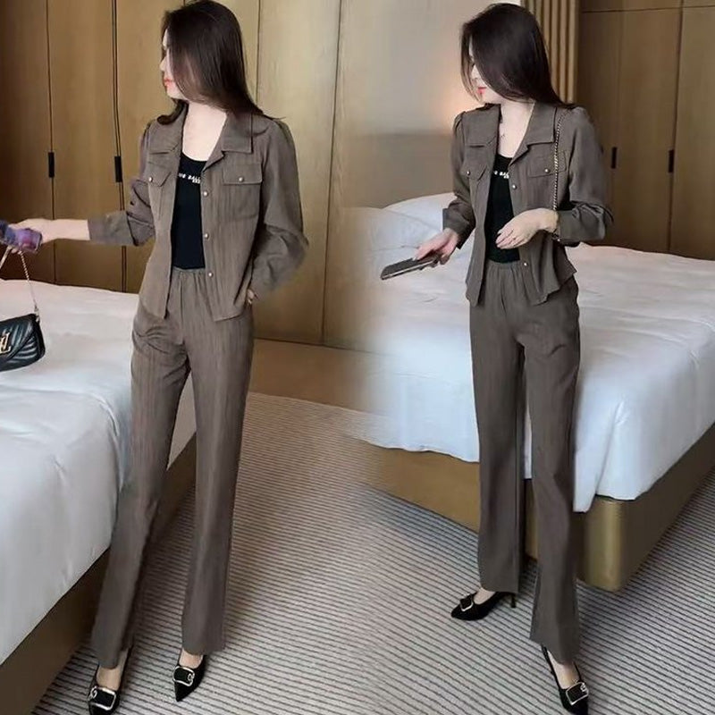 Eleganter Anzug – kurze Jacke und Hose mit weitem Bein