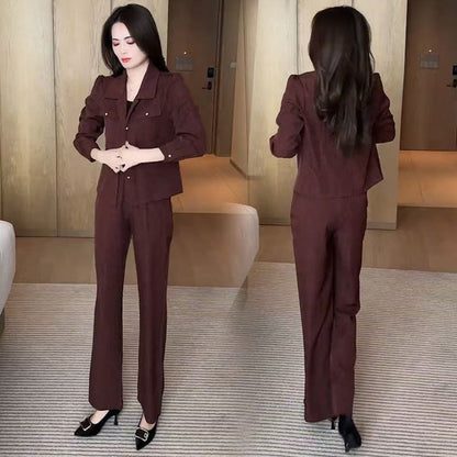 Eleganter Anzug – kurze Jacke und Hose mit weitem Bein