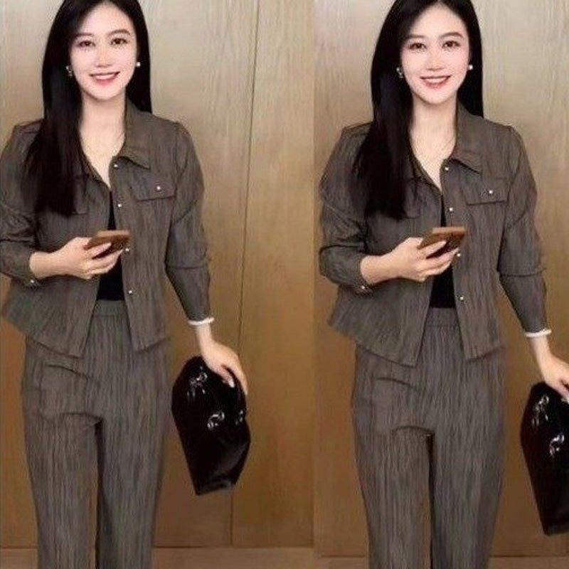 Eleganter Anzug – kurze Jacke und Hose mit weitem Bein