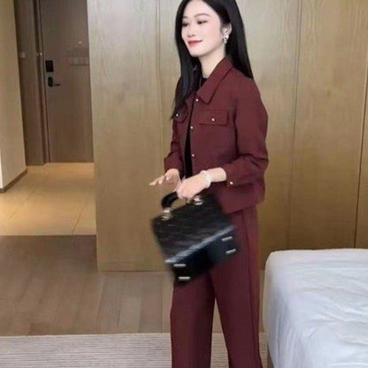 Eleganter Anzug – kurze Jacke und Hose mit weitem Bein