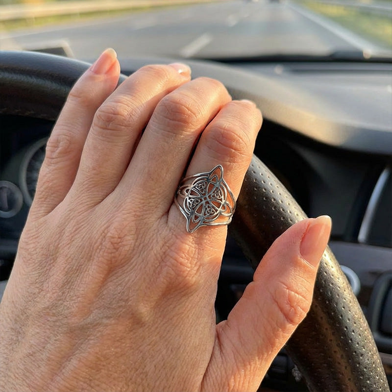 Großer Ring mit doppeltem keltischem Hexenknoten – markant & zeitlos 🔮✨