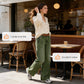 Hoch taillierte Jeans mit weitem Bein und Knopfdetail