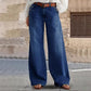 Hoch taillierte Jeans mit weitem Bein und Knopfdetail