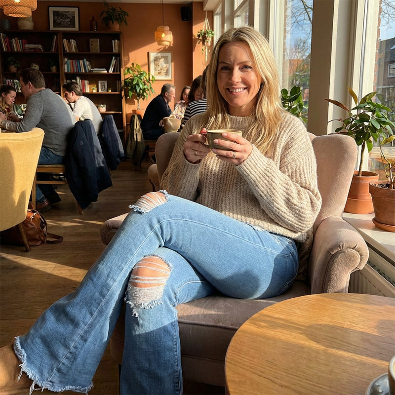 👖 Damen Ripped Flare Jeans – Schlank, Trendig, Ausgefranster Saum – Für Streetstyle & Lässig