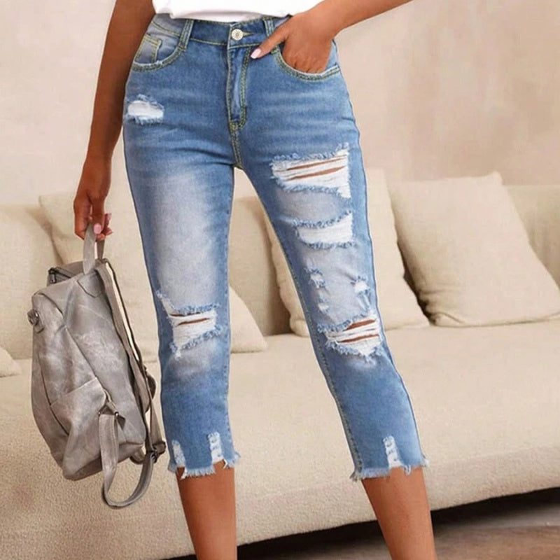 Damen-Jeans mit Used-Optik, Rissen und rohem Saum