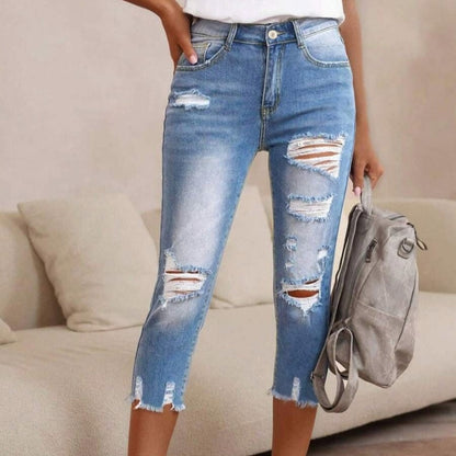 Damen-Jeans mit Used-Optik, Rissen und rohem Saum
