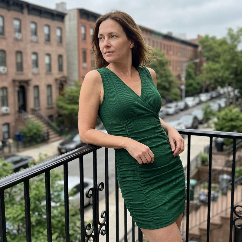 👗 Ärmelloses Bodycon-Kleid mit Raffungen – tiefer V-Ausschnitt, figurbetont & elegant, perfekt für besondere Anlässe 💃