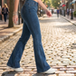 ⏰ 50 % RABATT – Nur für kurze Zeit ✨👖 Damen-Jeans mit leicht ausgestelltem Bein – mittelhoher Bund, asymmetrischer Saum & elastischer Denim, bequem & figurschmeichelnd 🌿